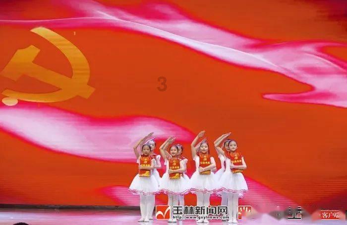 淡黄色的衬衫搭配直筒裤，时尚干练又大气，尽显白皙肌肤，你想尝试吗？游戏画面